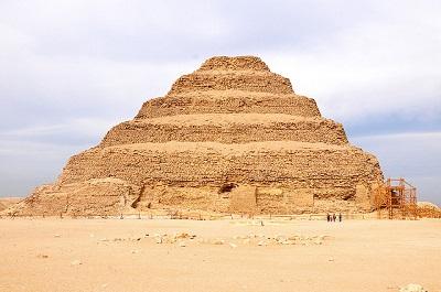 Delicado estado de la pirámide de Saqara genera polémica en Egipto
