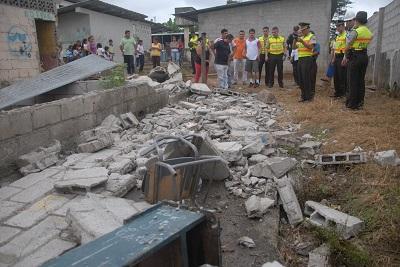 Una pared cayó sobre tres estudiantes en El Carmen
