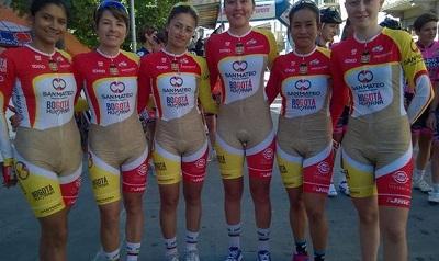 Ciclistas colombianas lucen orgullosas en Bogotá el uniforme del escándalo