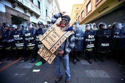 Con incidentes concluyen las marchas de sindicatos y el Gobierno en Ecuador