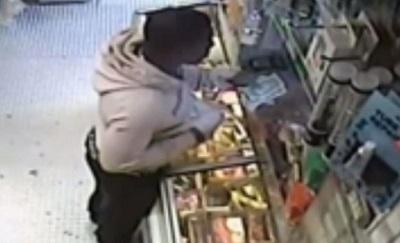 Video: Utilizó un plátano para robar una tienda