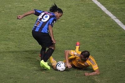 Ronaldinho falla un penalti en su presentación con el Querétaro
