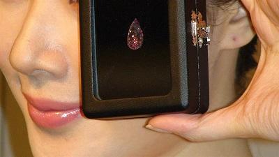 Un diamante rosa lidera la subasta de joyas de Sotheby's en Hong Kong