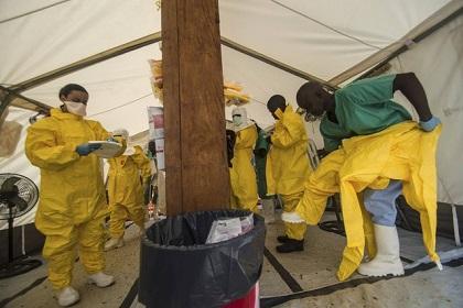 Sierra Leona inicia un toque de queda de tres días para contener el ébola