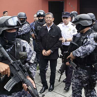 El expresidente Francisco Flores es trasladado a prisión
