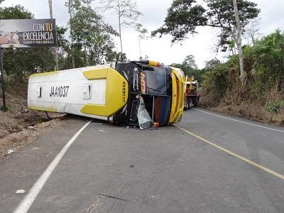 Volcamiento de bus dejó un muerto y 20 heridos