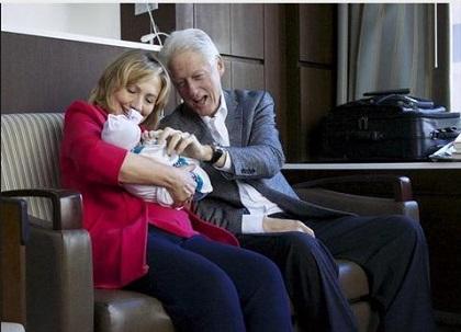 Chelsea Clinton publica fotografía con su marido y su hija Charlotte