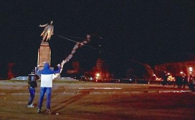Cientos de personas derriban una estatua de Lenin en ciudad de Ucrania
