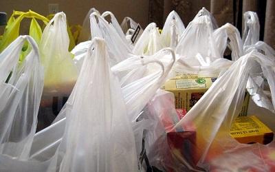 Rubrican ley que prohíbe uso de bolsas plásticas en supermercados California