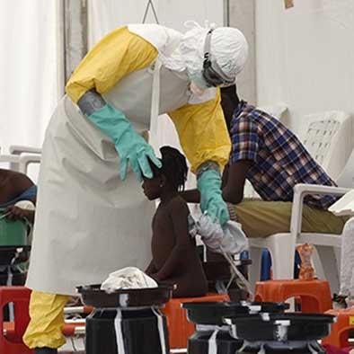 Se salva del ébola con bolsas de basura