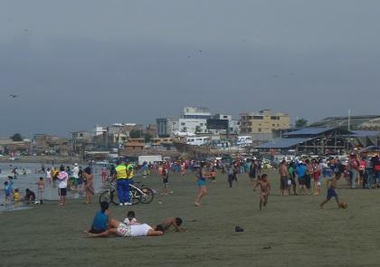 Cientos de turistas acuden a la playa de Tarqui