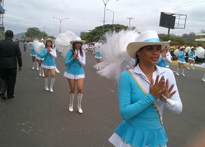 Desfile cívico-estudiantil enciende el ambiente festivo en Portoviejo