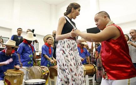 Miss Universo visita a niños discapacitados en ciudad colombiana de Yumbo