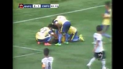 Un futbolista muere al celebrar un gol con varias piruetas (Video)