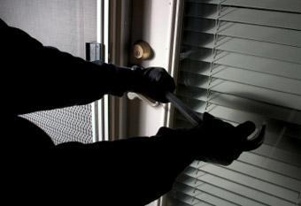 Delincuentes robaron en tres domicilios de Santo Domingo