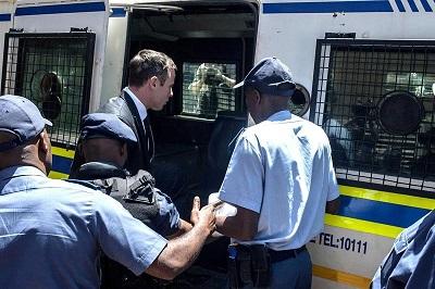 Oscar Pistorius es condenado a 5 años de prisión por asesinar a su novia