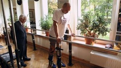 Hombre con parálisis vuelve a caminar gracias a un tratamiento pionero