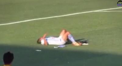Futbolistas simulan lesiones para evitar recibir más goles (VIDEO)
