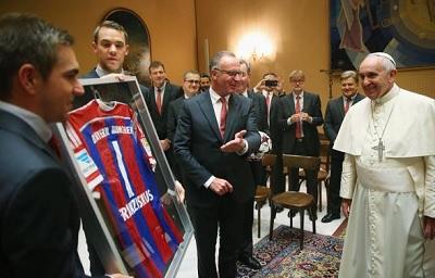 El Bayern Múnich visita al papa Francisco y ofrece donativo