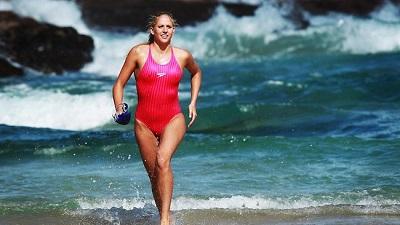 Nadadora australiana bate récord de natación de larga distancia sin ayuda