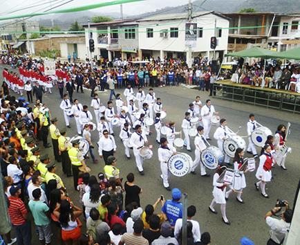 Leonidas Plaza celebró sus fiestas con desfile