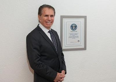 Alfonso Espinosa de los Monteros recibió certificado por Récord Guinness