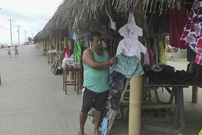 Reubican a vendedores que estaban frente a la playa