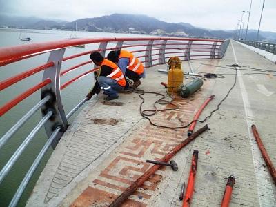 Realizan mantenimiento al puente Los Caras previo al aniversario