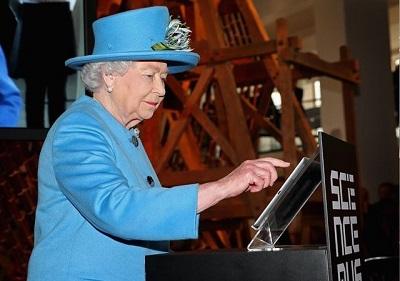 La reina Isabel II es insultada en Twitter tras enviar su primer mensaje