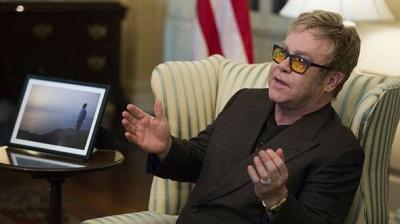 Kerry y Elton John firman un acuerdo de 7 millones para luchar contra el sida