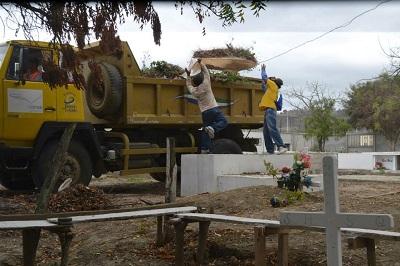 Realizan limpieza en cementerios de Puerto López