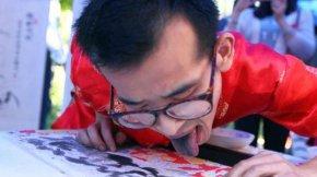 Artista chino sorprende por pintar con su lengua