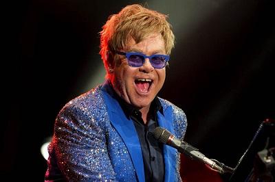 Elton John elogia al papa Francisco y dice que deberían canonizarlo 'ya'