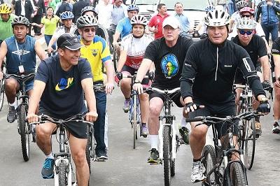 Correa y Humala 'calientan' en bici antes de encuentro bilateral