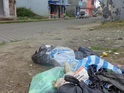 Problemas con la basura en la cooperativa Bahía Colorada de Santo Domingo