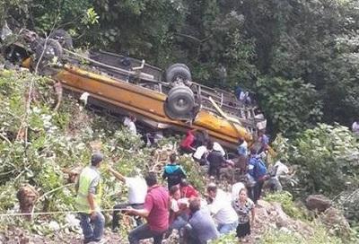Once personas mueren al caer un autobús a un abismo en Honduras