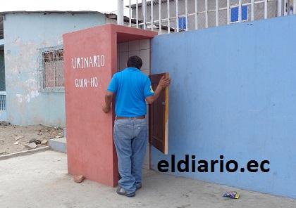 Construyen urinarios para los choferes en barrios de Manta