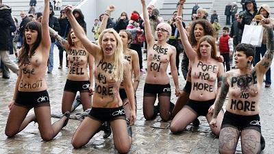 Feministas en topless aseguran haber 'secuestrado' a un sacerdote