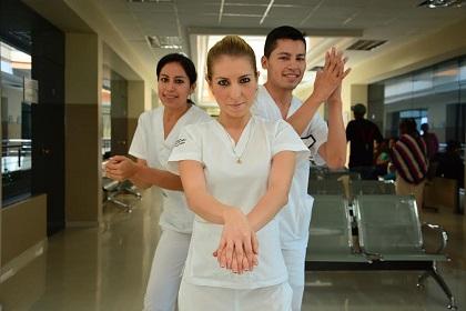 Enfermeros de Santo Domingo enseñan a lavar las manos con mucho ritmo