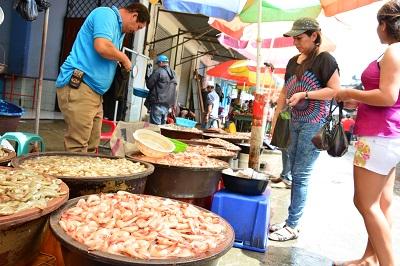 Venta escasa de camarón pese a bajos precios en Santo Domingo