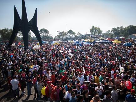 Miles de personas colman el Estadio Azteca para despedir a Chespirito
