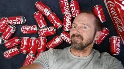 Hombre bebe 10 latas de Coca-Cola al día por un mes