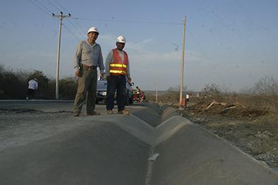 Gobierno Provincial construye drenaje en la vía a El Chorrillo