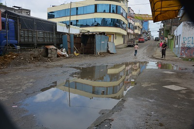 Invierno provoca inundaciones en calle céntrica de Santo Domingo  El