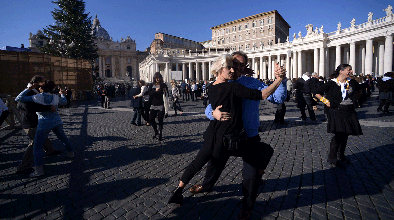 Bailan tango para felicitar al Papa