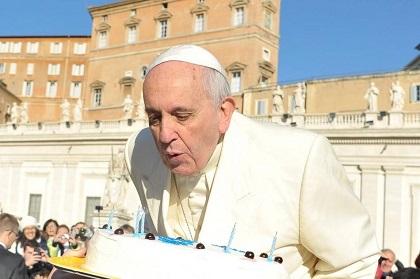 El papa regaló 400 sacos de dormir a indigentes por su cumpleaños