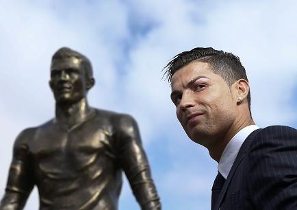 Cristiano Ronaldo inaugura una estatua con su figura en Madeira