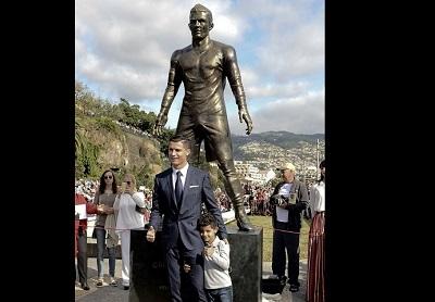 Estatua de Cristiano Ronaldo causa polémica por un 'bulto' en su pantalón
