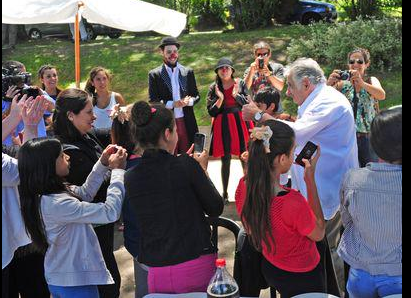 Mujica comparte asado con niños, ancianos y enfermos mentales antes de Navidad