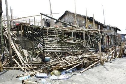 Fuerte oleaje destruye tres casas en la parroquia Crucita